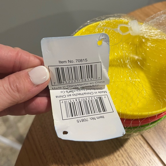 Plastic Salsa Bowls - 3 pack the length of each bowl is 5 in. by 3 in. in height - Picture 2 of 7